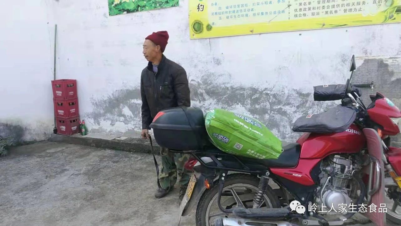 幫帶扶貧送化肥 愛心農(nóng)資暖人心